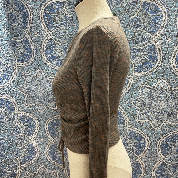 Cropped long sleeve open sweater - Picture 2 of 9